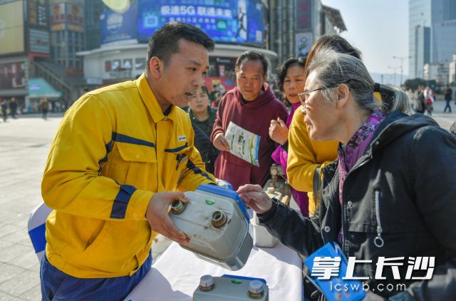 新奥燃气工作人员正在告诉市民正确认识燃气表。