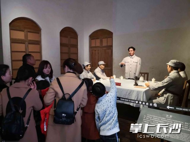 纪念馆里，从各地赶来接受教育的党员群众川流不息。长沙晚报全媒体记者 贺文兵 摄