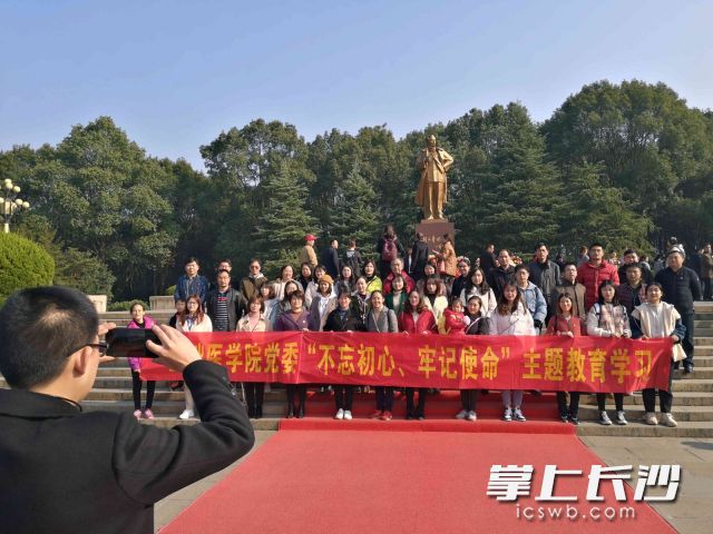 铜像广场前，从各地赶来接受教育的党员群众络绎不绝。长沙晚报全媒体记者 贺文兵 摄