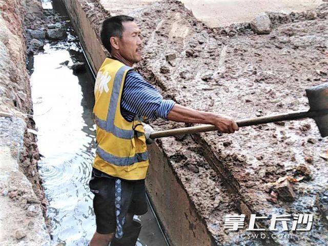 清淤工作又脏又累，工作人十分辛苦。（受访方供图）