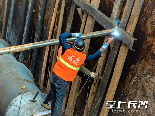 市政人员正在进行施工作业。（受访方供图）