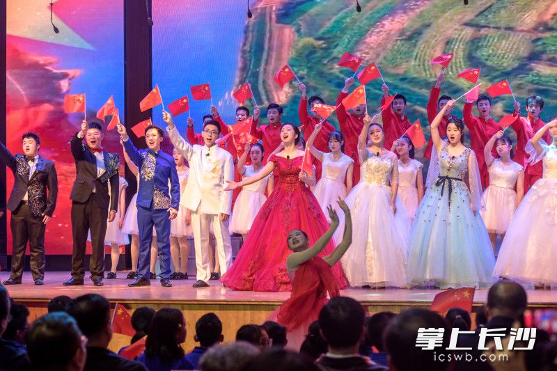 今日上午,湖南师大附中博才实验中学“魅力博才·幸福拾光”办学十周年成果展示活动在该校天顶校区隆重举行。图片均为长沙晚报全媒体记者 陈飞 摄 今日上午,湖南师大附中博才实验中学“魅力博才·幸福拾光”办学十周年成果展示活动在该校天顶校区隆重举行。图片均为长沙晚报全媒体记者 陈飞 摄