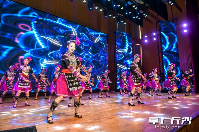 如今,湖南师大附中博才实验中学已成为涵盖基础教育全学段,涉及公办、民办两种性质,融合城乡教育,包含三校、横跨七地的湖南优质品牌学校。 如今,湖南师大附中博才实验中学已成为涵盖基础教育全学段,涉及公办、民办两种性质,融合城乡教育,包含三校、横跨七地的湖南优质品牌学校。