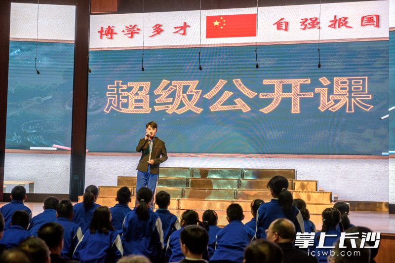 湖南师大附中博才实验中学已成为岳麓教育的一张烫金名片,为学生的个性发展、幸福成长提供了广阔的舞台。 湖南师大附中博才实验中学已成为岳麓教育的一张烫金名片,为学生的个性发展、幸福成长提供了广阔的舞台。