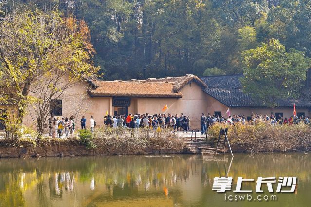 刘少奇同志故居前，络绎不绝的游客前来缅怀伟人。长沙晚报全媒体记者 余劭劼 摄