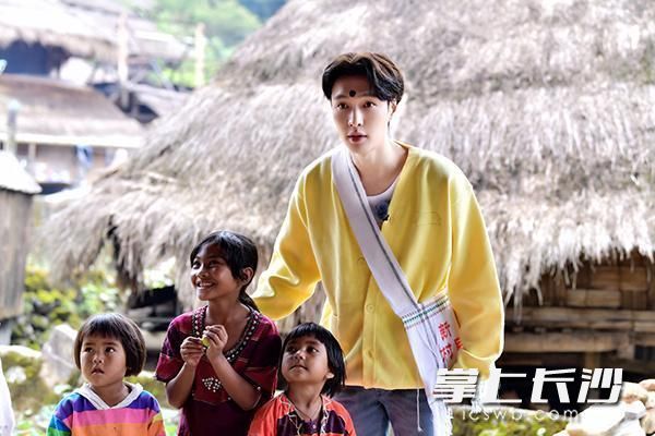 张艺兴在和佤族小朋友互动 张艺兴在和佤族小朋友互动