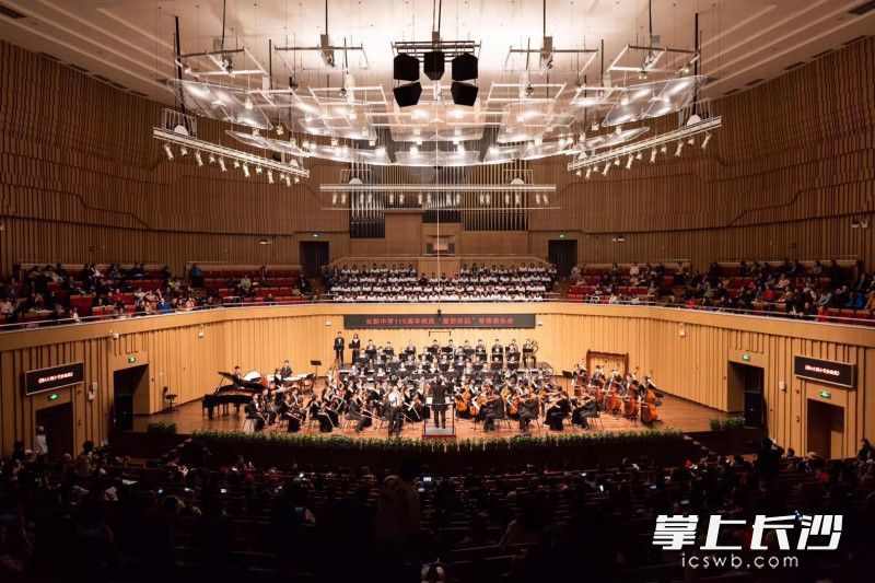 昨晚，长郡中学师生用一场大气的音乐会献礼祖国和母校。