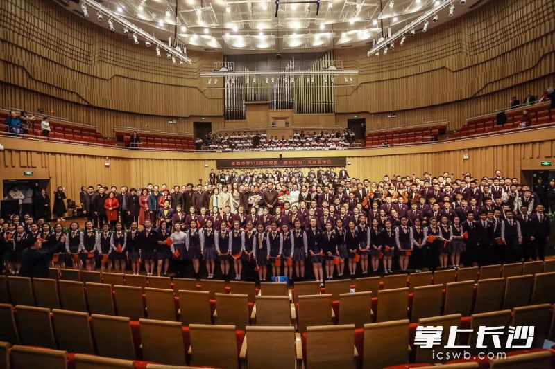 全体演出师生校友合影。