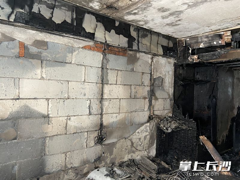 12月16日早上，同发大厦24楼一公寓发生火灾。均为长沙消防供图