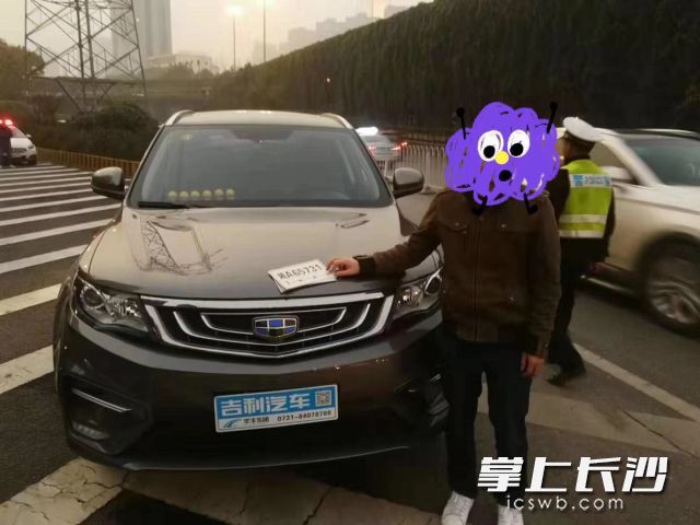 没钱交购置税，车主自行印刷的临时车牌。