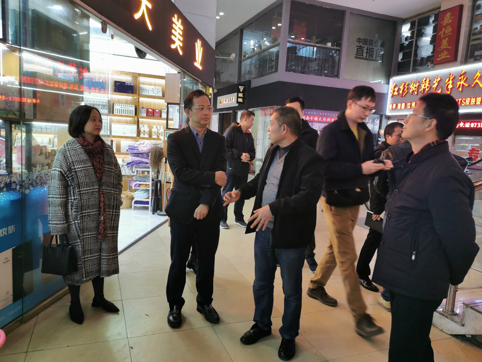 检查市场安全生产工作。