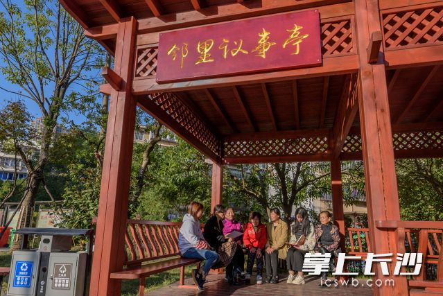 赤岭路街道建设了一批社区党建服务议事阵地，通过“有事好商量”，解决群众身边事，构建城市基层共治共建共享格局。
