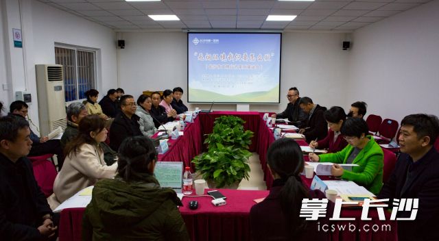 无烟环境该怎样打造？12月18日，长沙晚报第454期《你说话吧》走进长沙市第一医院，邀请市文明办、市卫健委相关负责人和窗口单位、市民代表共30余人，就禁烟控烟话题进行了讨论。