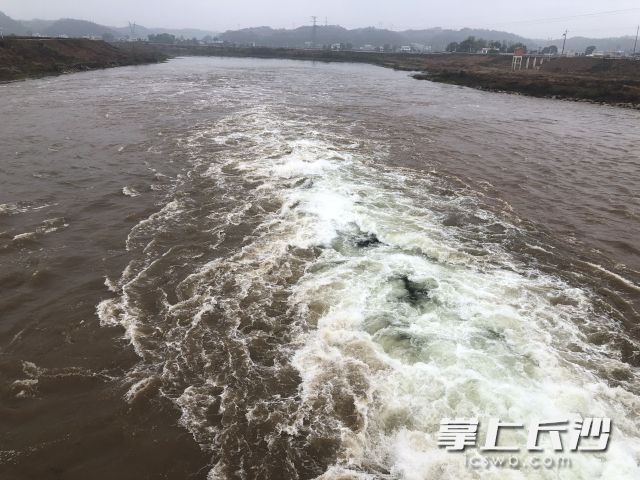19日上午10时左右，伴随“开闸放水”一声令下，捞刀河赤石河水闸开启，湍流倾泻而下，注入捞刀河，对下游进行补水。图片均由长沙晚报全媒体记者 钱娟 拍摄