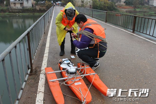 市水文局抽调精干力量，在捞刀河流域布设临时监测站点，全程监测流量变化。