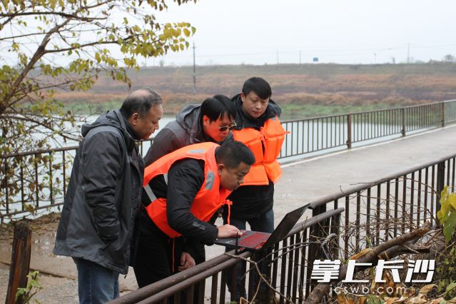 捞刀河流域，羊凤塘监测点，水文局工作人员正在测量流量变化。