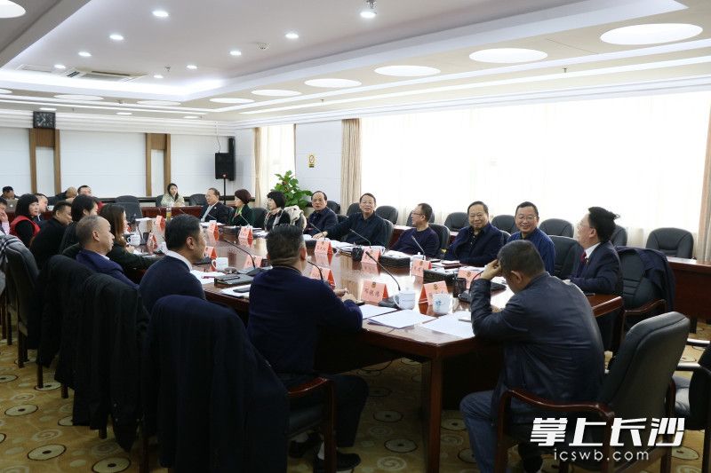今天，市政协召开“两院”工作报告征求意见座谈会。长沙晚报通讯员　邓芳摄