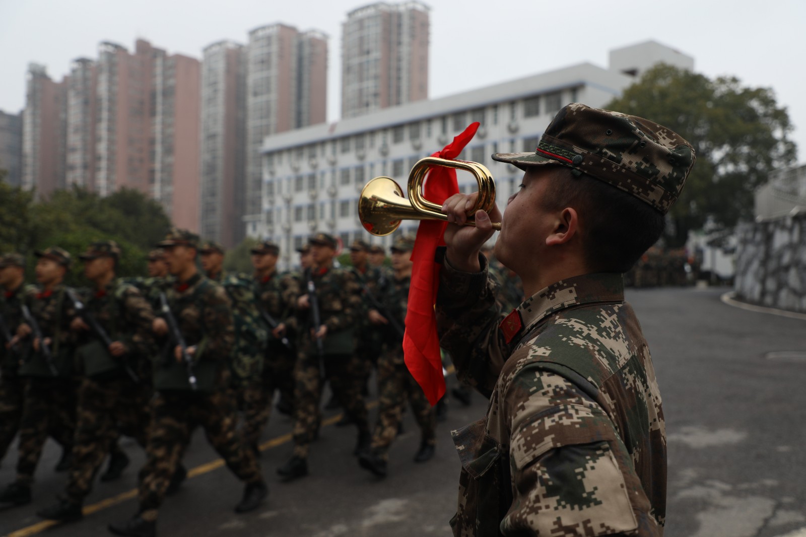 武警湖南总队在全军恢复司号员制度后，首次派驻司号员全程参加新兵野营拉练。图片均为长沙晚报通讯员吴春彤 卢海坤  
 全媒体记者 黎铁桥摄影报道
    