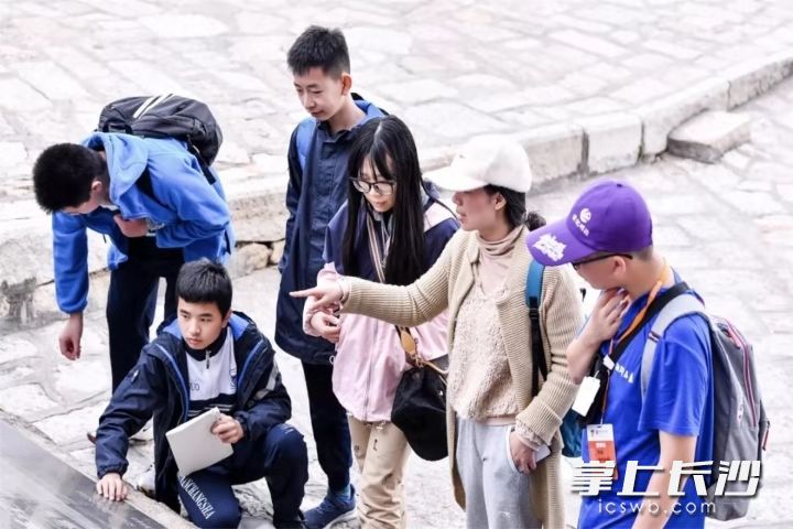 老师指导学生做好素材收集。