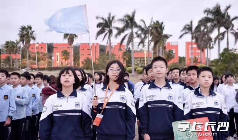 齐声合唱一首《我和我的祖国》。