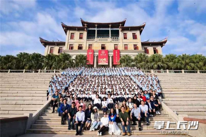 研学中的集体合影。所有照片均由学校提供。