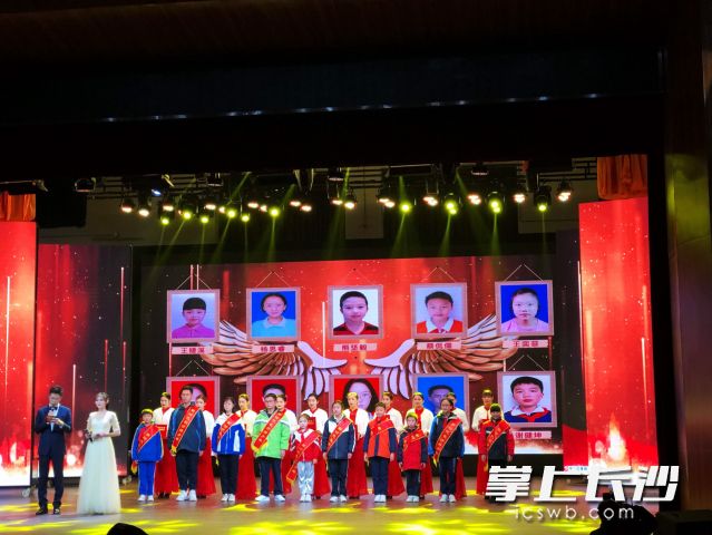 王婕溪、杨思睿等10位关爱社会的“新时代长沙好少年”，他们小小的内心聚集着大大的能量，用一颗感恩的心关心他人、关爱社会和自然。