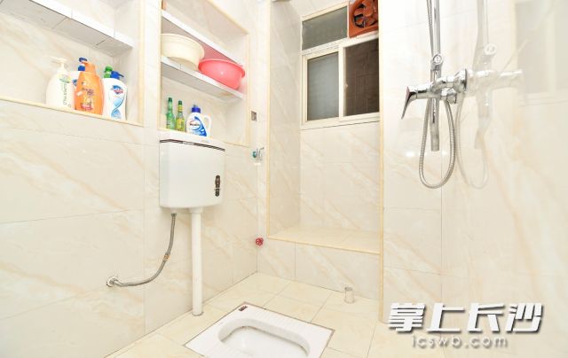 王娭毑家改造完成后的厕所干净整洁。