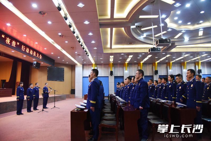 12月24日晚，长沙市消防救援支队正式启动冬春火灾防控集中“夜查”行动。均为长沙晚报全媒体记者 刘琦 摄