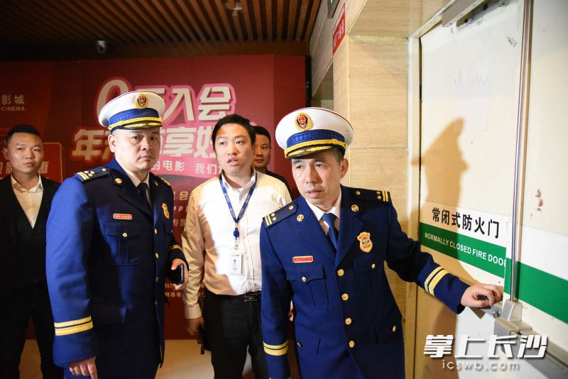 检查组到步步高商城（金星中路店）电影院内开展消防检查。
