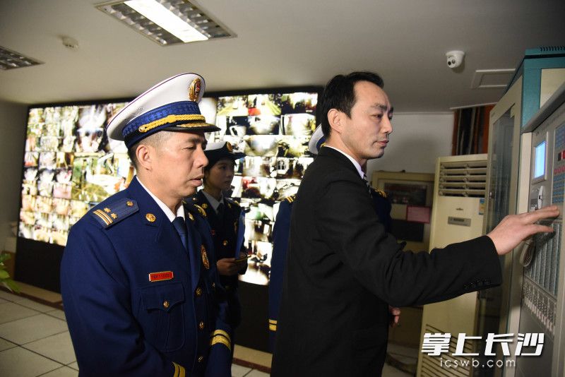 检查组检查值班人员对消防控制室主机的操作情况。