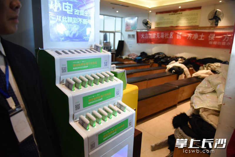 KTV内充电宝租赁柜阻塞疏散通道，存在消防安全隐患。
