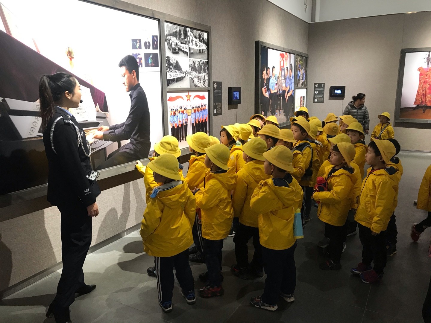 一群孩子共同前来观展，听公安英烈故事。 长沙市公安局供图