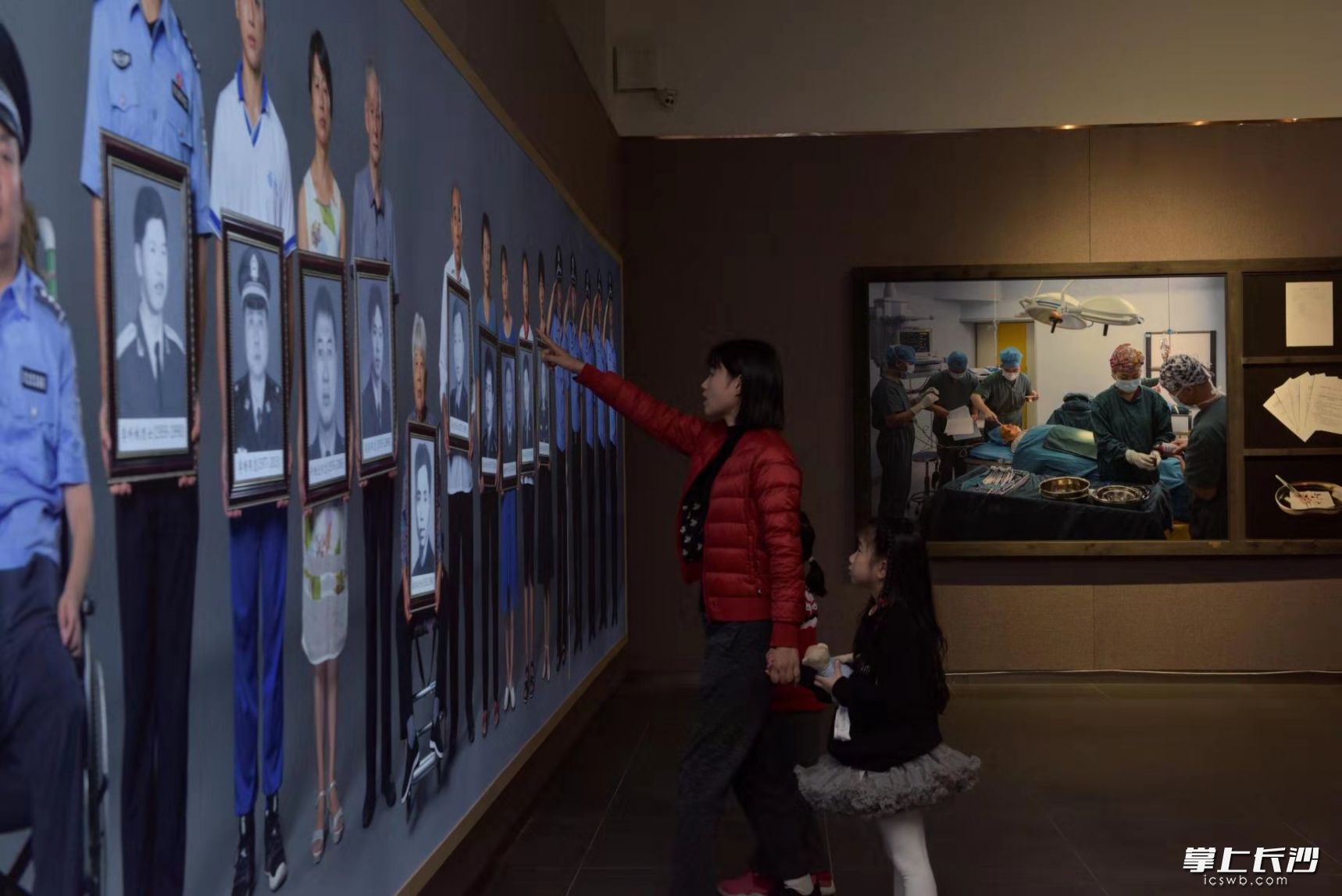 大人带着孩子一同前来观展，了解公安英烈故事。 长沙市公安局供图