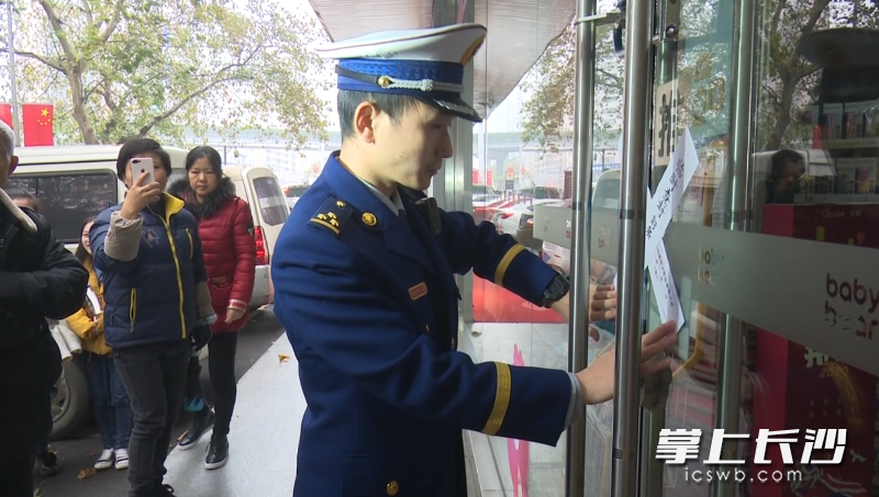 雨花区消防部门防火监督员依法临时查封开宇大厦部分门店。均为长沙消防供图