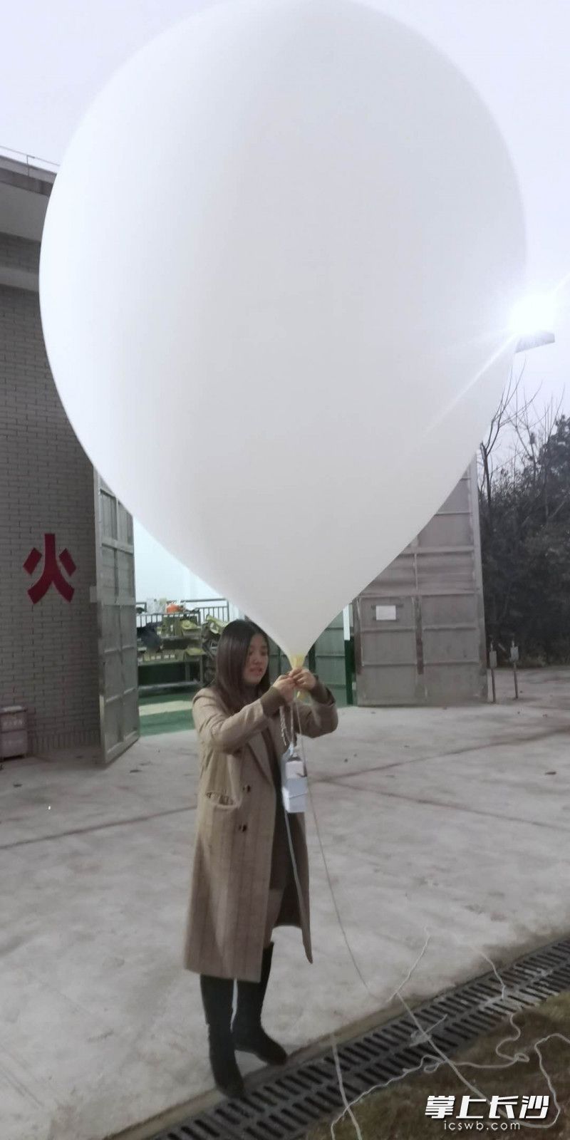 搭载着新型探空仪的新年综合探空第一球准备就绪。