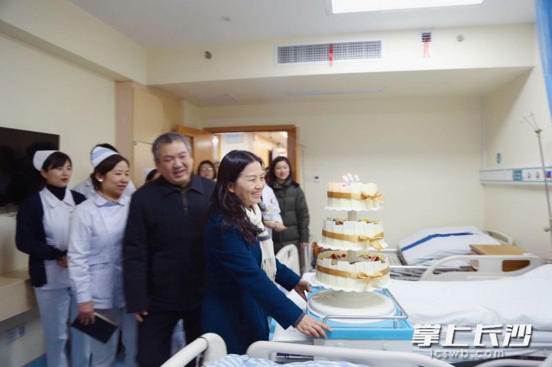 副院长蒋谷芬带领医院及科室相关人员为100岁的刘娭毑送上生日蛋糕。