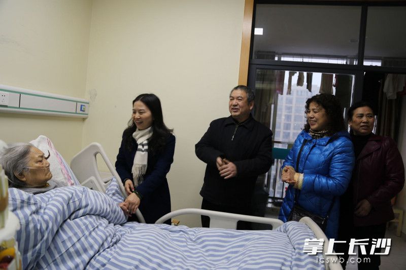 大家围在刘娭毑身边问寒问暖。