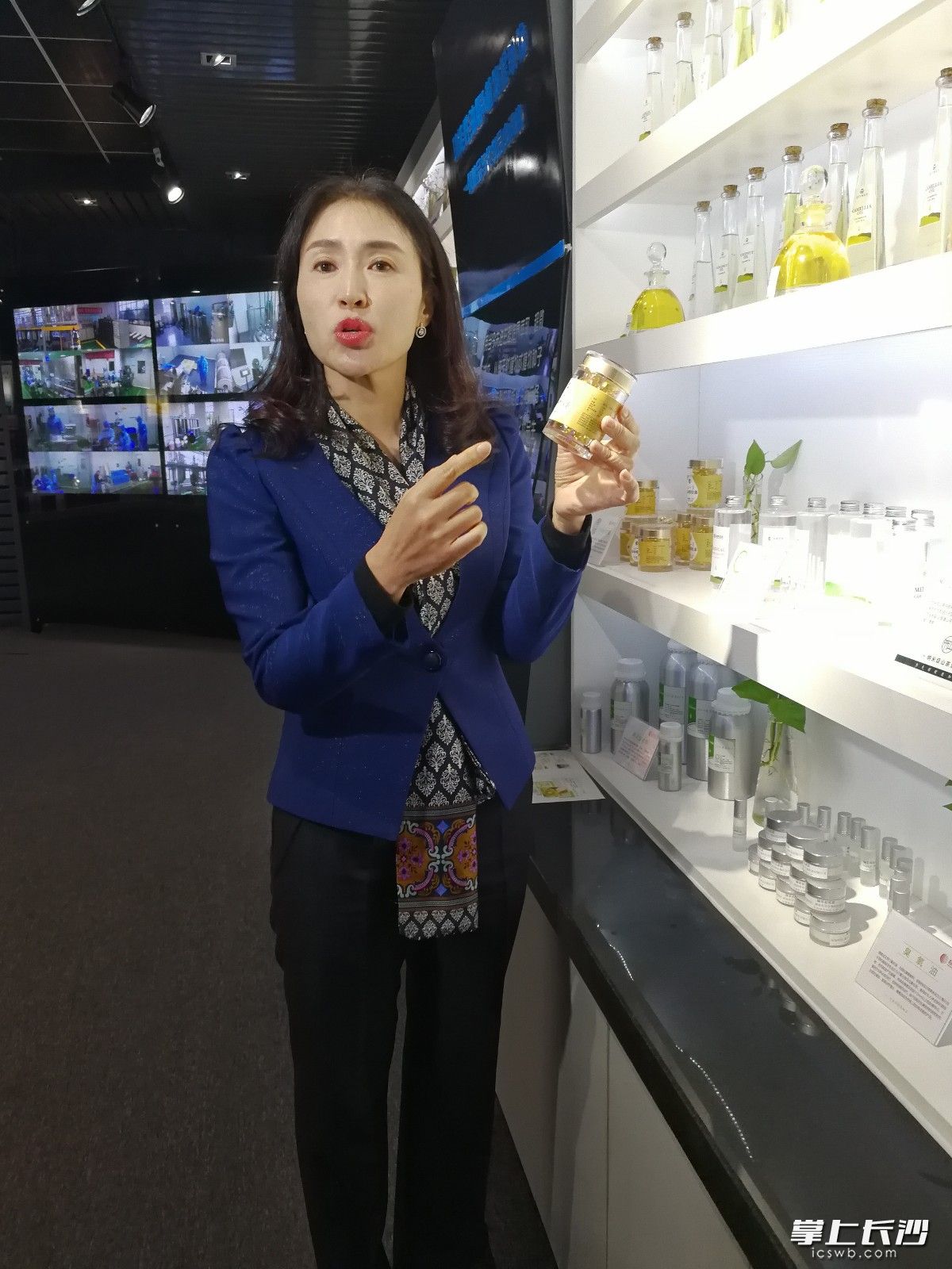 省政协委员、湖南奇异生物科技有限公司董事长周奇志向来宾介绍公司研制的新产品。长沙晚报全媒体记者 黎铁桥 摄