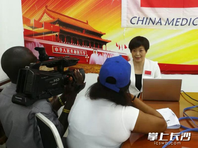 医疗队队员、湖南省妇幼保健院护理部副主任护师谢琼在传授宫颈癌的筛查与防治。本文照片由援塞医疗队队员陈鸰 摄