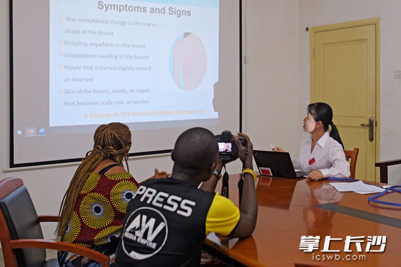医疗队队员、中南大学湘雅二医院放射科主治医师杨卉在传授乳腺癌的影像诊断。