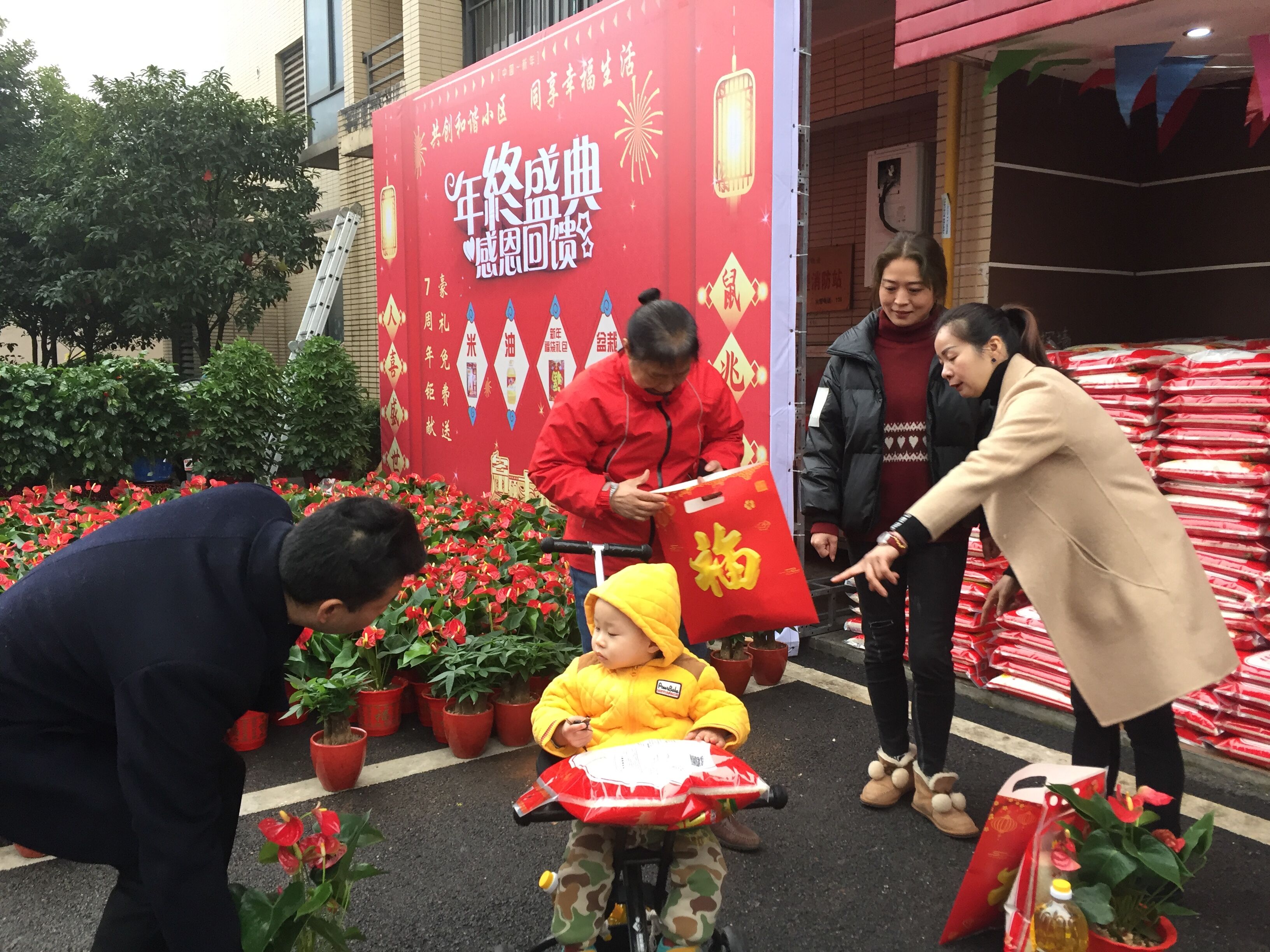 小区物业给业主发放过年礼包。长沙晚报全媒体记者 朱炎皇 实习生 邹菁 摄影报道