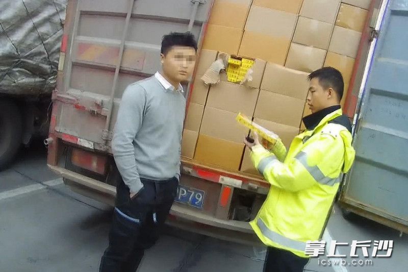 打开货物包装箱，民警发现箱内装的都是烟花。视频截图