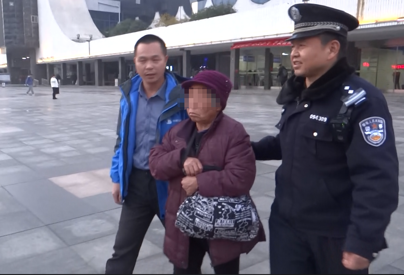 在与自己儿子视频聊天后，老人答应回家了。 警方供图