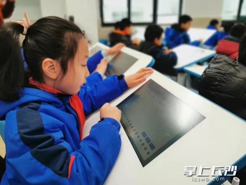 孩子们在参加“机考”。 孩子们在参加“机考”。