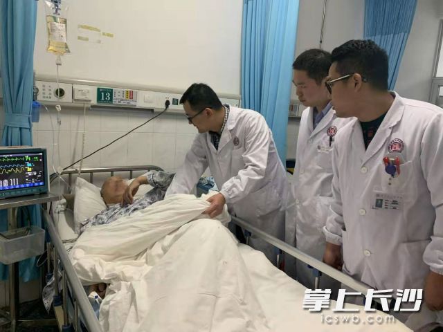 医生查看患者术后恢复情况。