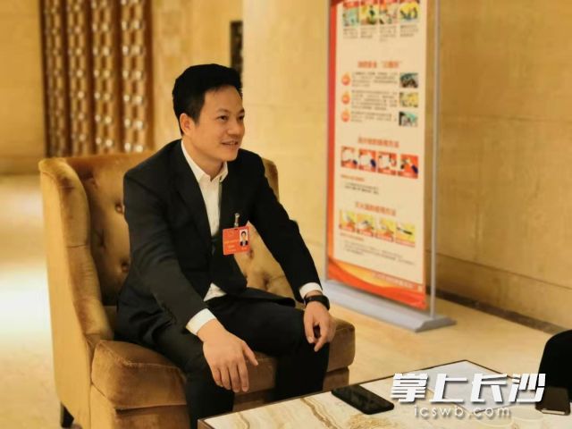 市人大代表、湖南远航控股集团董事长、总裁陈旭荣非常高兴湖南省人工智能产业园落地远航企业广场。
