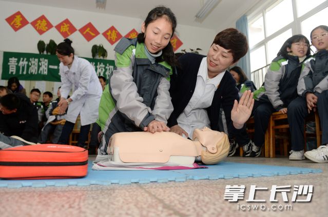 老师手把手教青一学子急救知识。