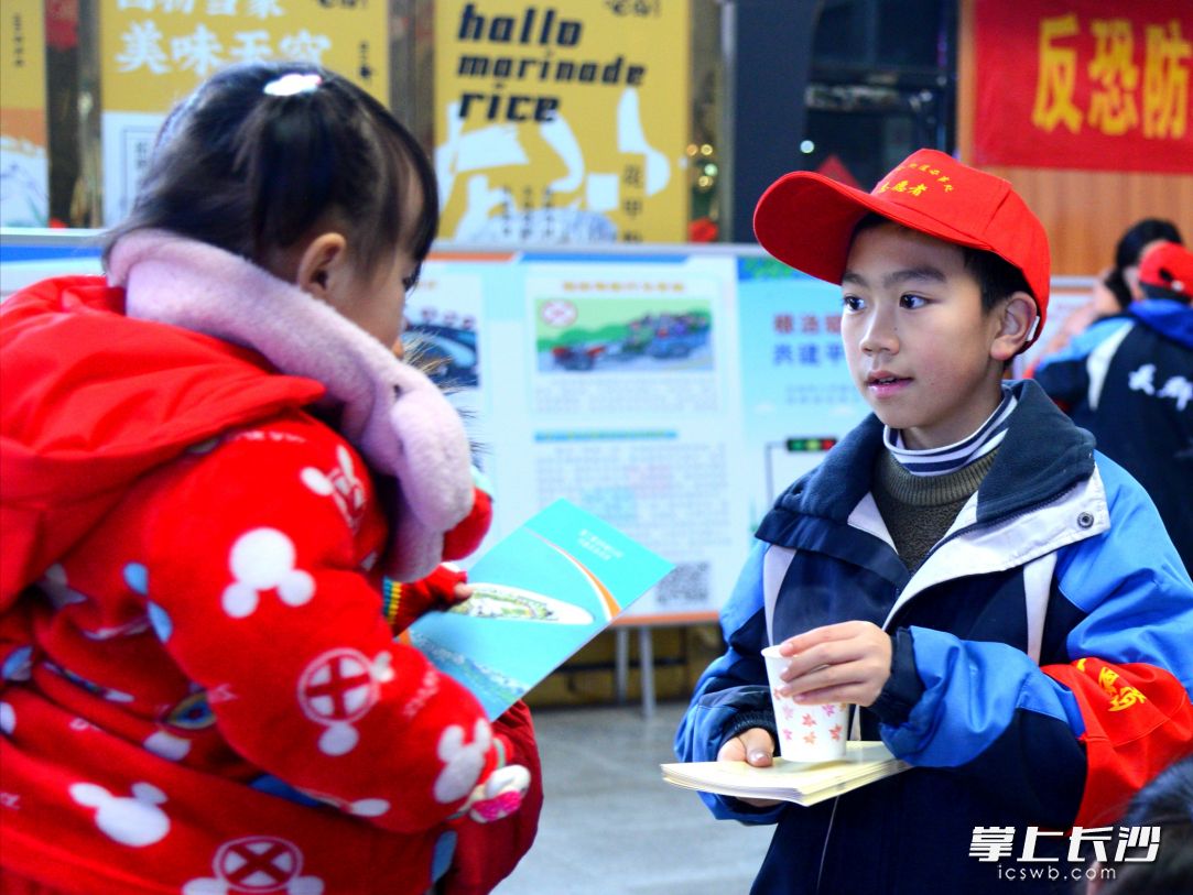 小志愿者们为旅客送上暖心热茶。均为长沙晚报通讯员 谢婧祎 朱端武 摄