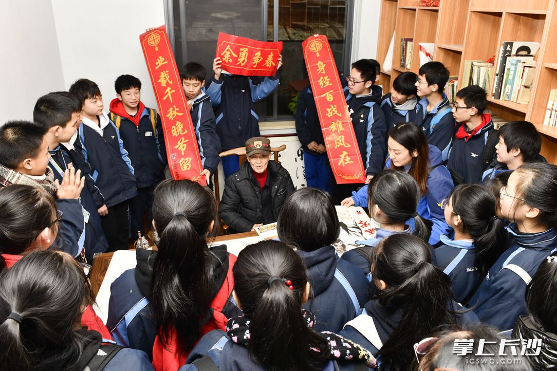 长雅中学1704班的孩子们为老人们送来了春联。图片均为长沙晚报全媒体记者 邹麟 摄