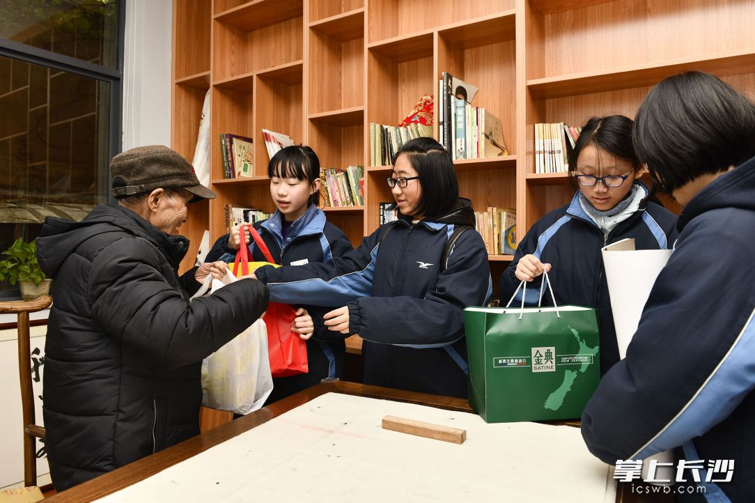 孩子们为老人们送来新春祝福。